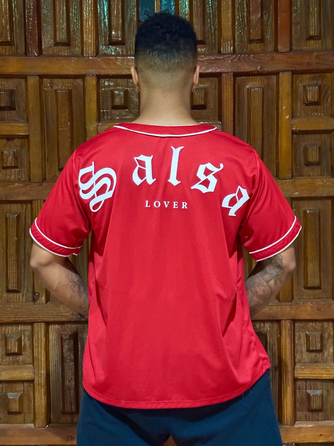 Jersey tipo baseball salsa lover para hombre color rojo vista de espalda 1