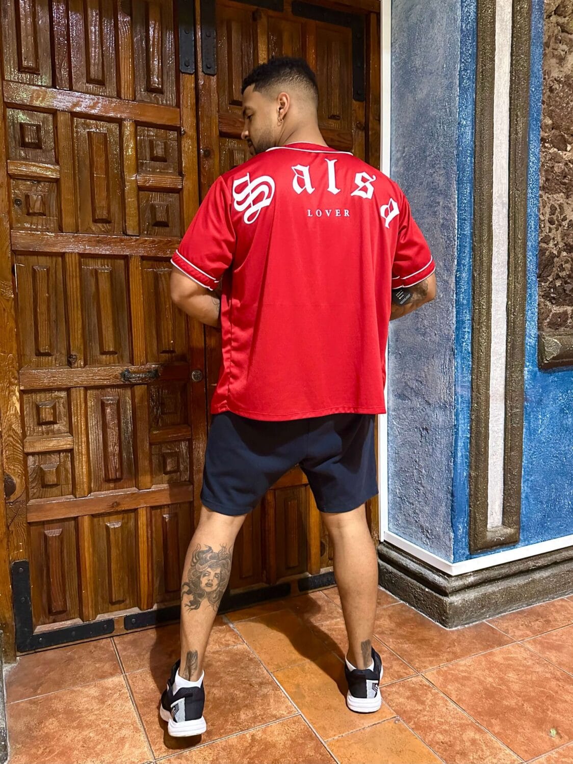 Jersey tipo baseball salsa lover para hombre color rojo vista de frente 2