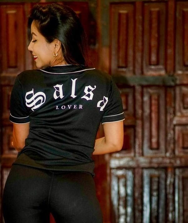 casaca jersey salsa lover tipo baseball en color negro para mujer vista de espalda 4