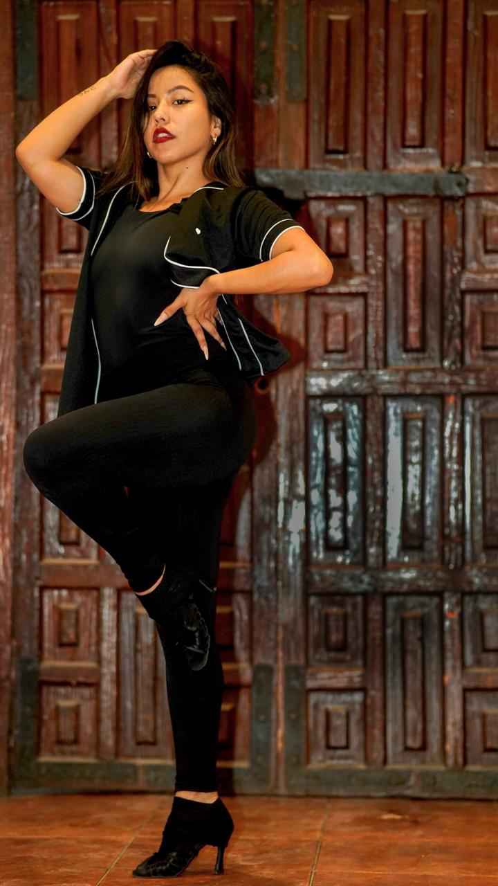 casaca jersey salsa lover tipo baseball en color negro para mujer vista de frente 8