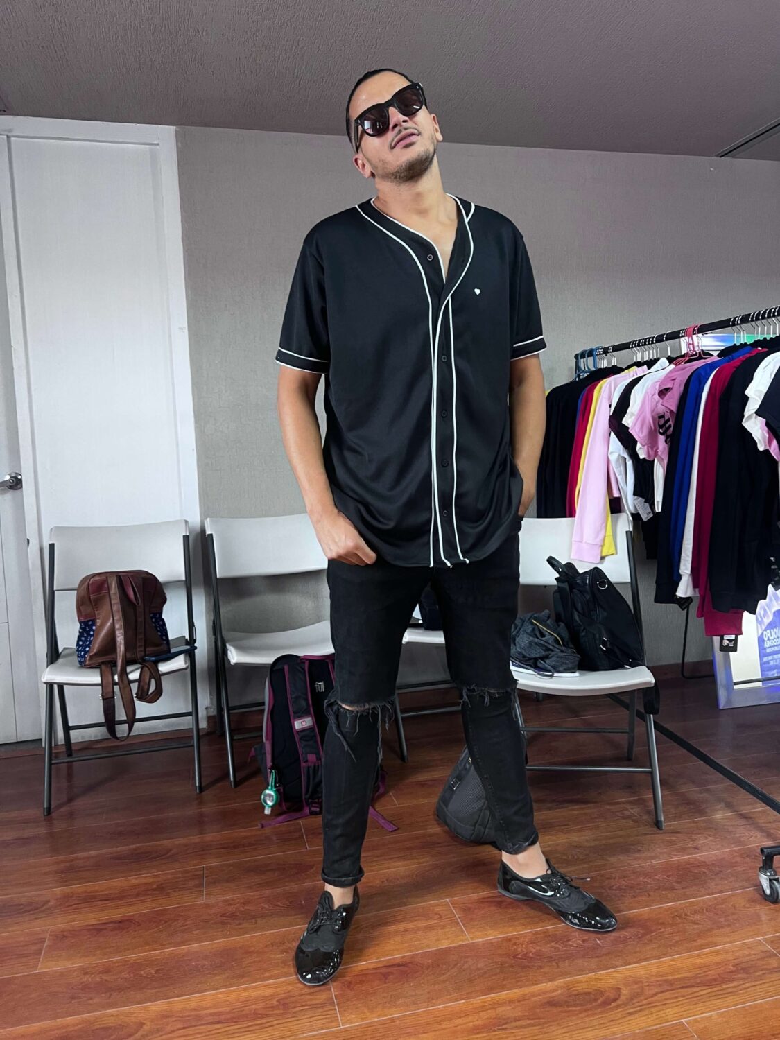 Jersey tipo baseball bachata lover para hombre color negro vista de frente 2