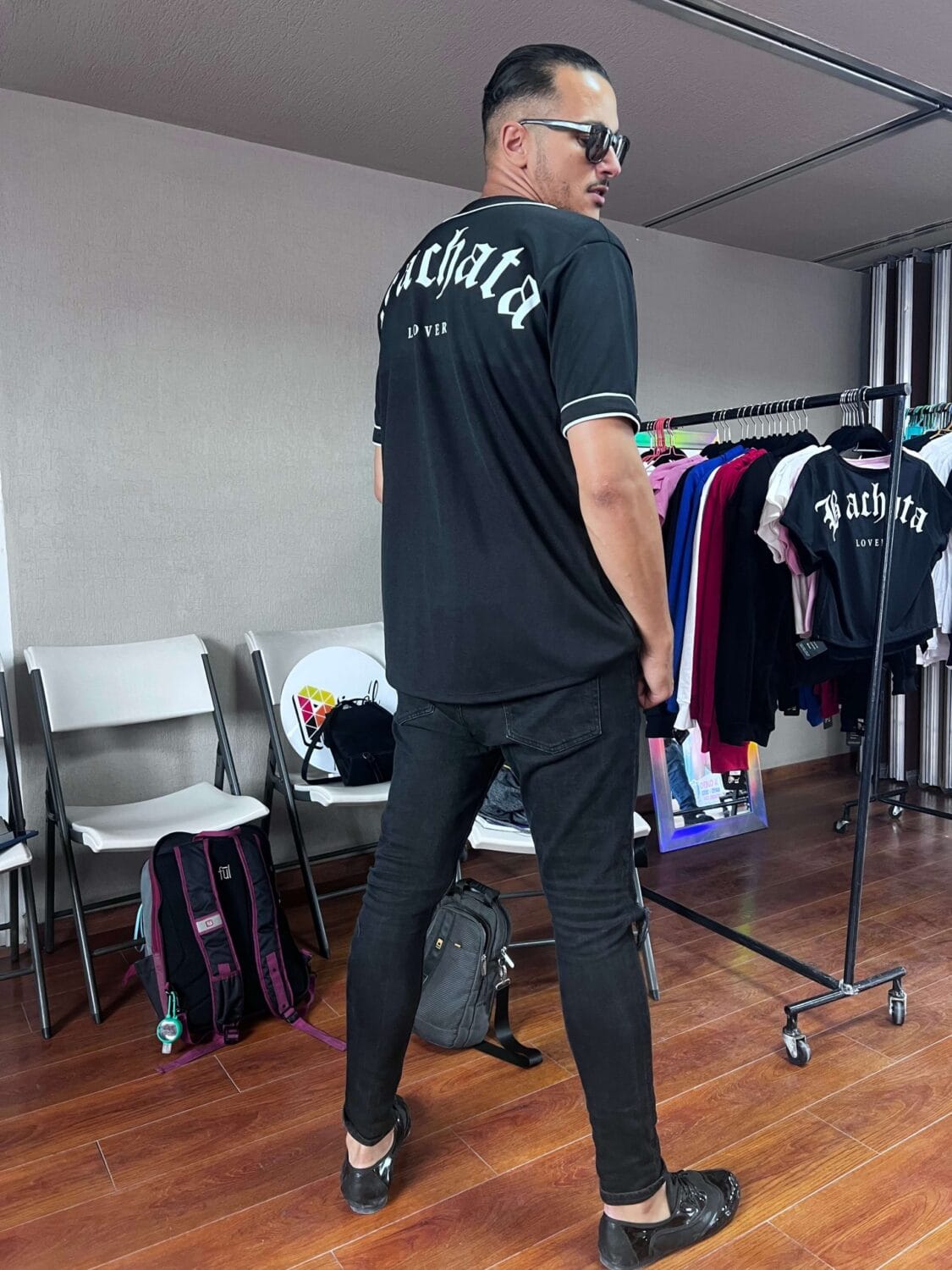 Jersey tipo baseball bachata lover para hombre color negro vista de espalda 3