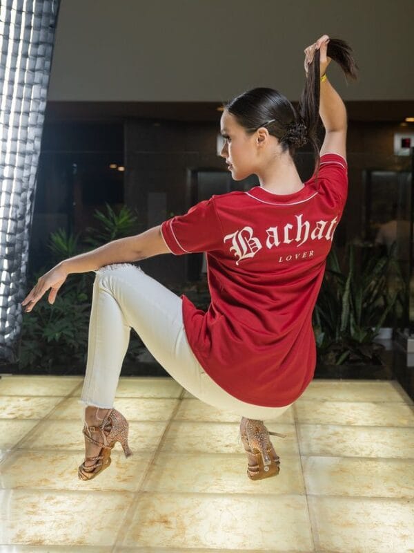 Jersey tipo baseball bachata lover para mujer color rojo vista de espalda 1