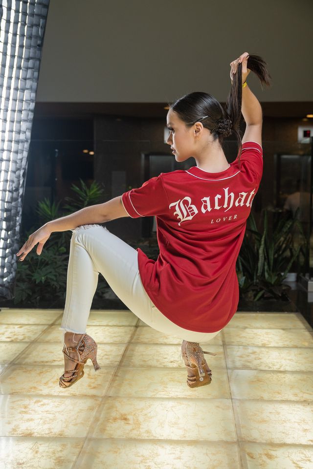 Jersey tipo baseball bachata lover para mujer color rojo vista de espalda 1