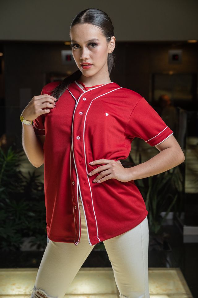 Jersey tipo baseball bachata lover para hombre color rojo vista de frente 2
