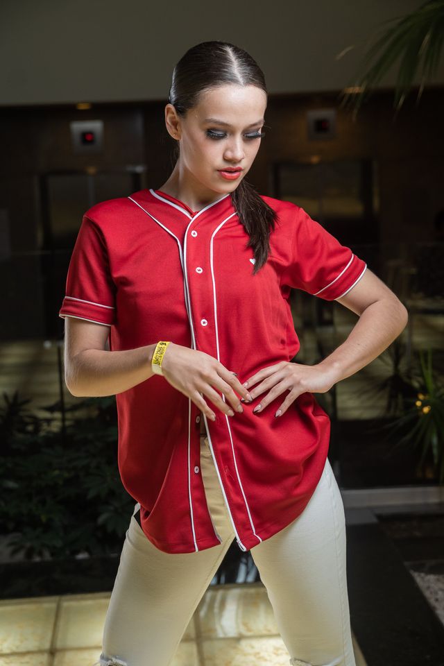 Jersey tipo baseball bachata lover para hombre color rojo vista de frente 3