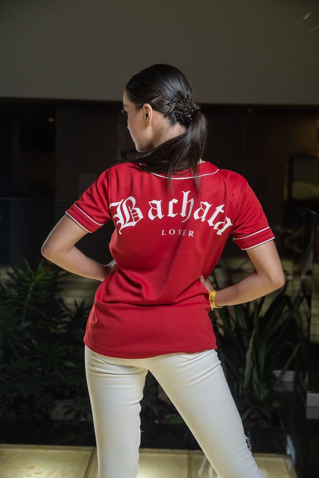 Jersey tipo baseball bachata lover para mujer color rojo vista de espalda 4