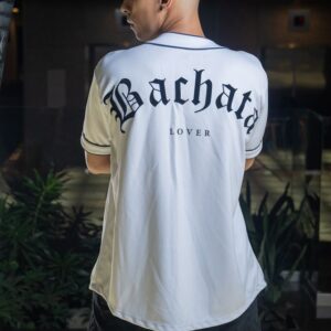 Jersey tipo baseball bachata lover para hombre color blanco vista de espalda 1