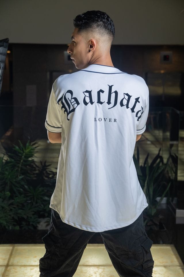 Jersey tipo baseball bachata lover para hombre color blanco vista de espalda 1