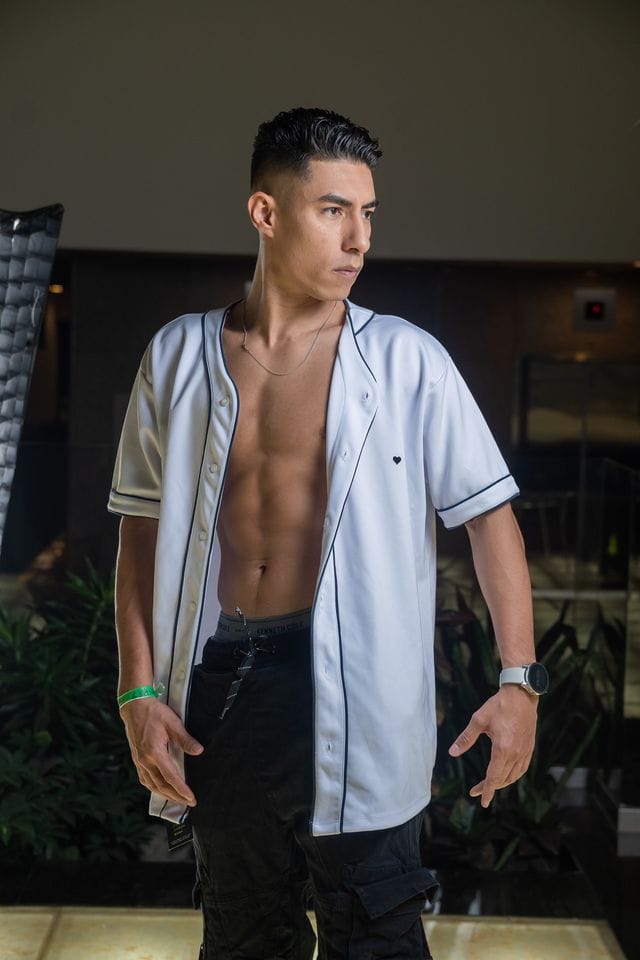 Jersey tipo baseball bachata lover para hombre color blanco vista de frente 2