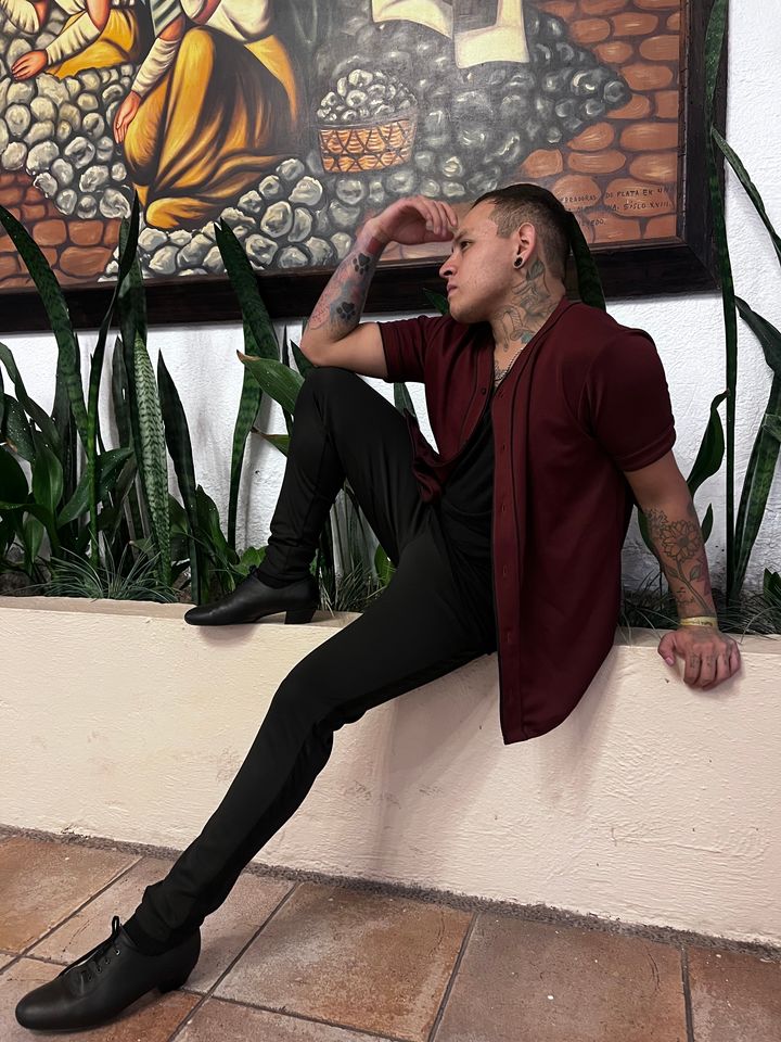 Jersey tipo baseball salsa lover para hombre color guinda marrón vista de frente 3