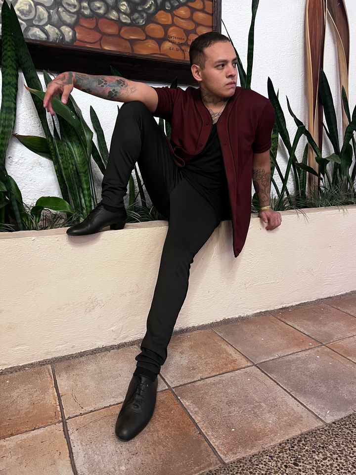 Jersey tipo baseball salsa lover para hombre color guinda marrón vista de frente 4