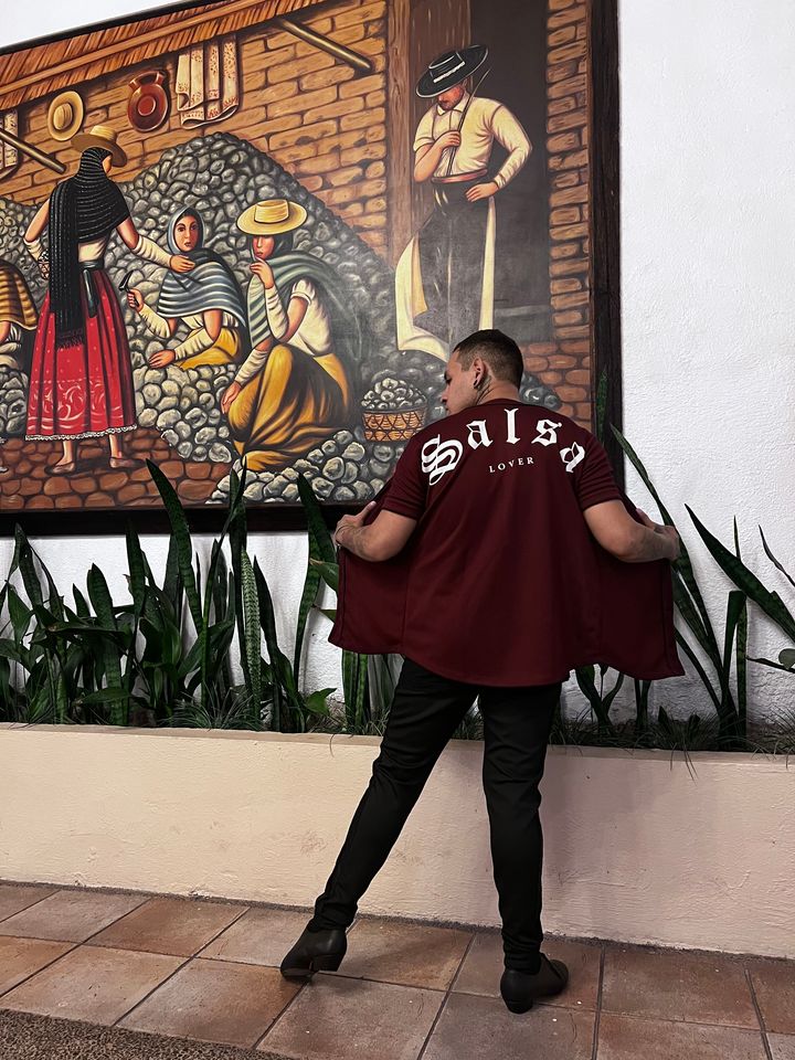 Jersey tipo baseball salsa lover para hombre color guinda marrón vista de espalda 6