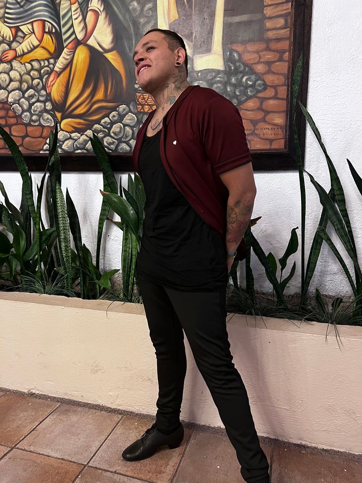 Jersey tipo baseball salsa lover para hombre color guinda marrón vista de frente 7