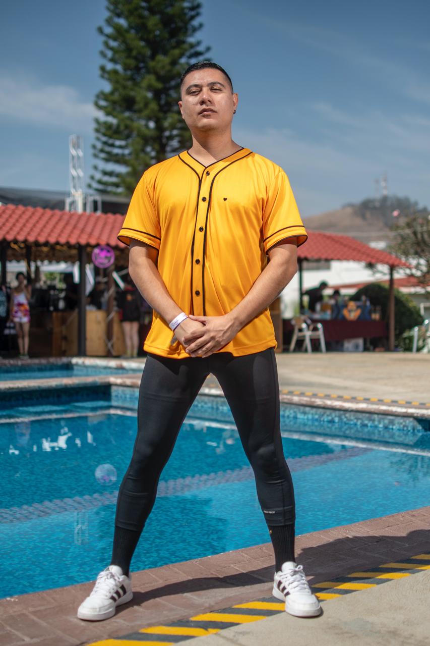 casaca jersey salsa lover amarillo para hombre vista de frente 1