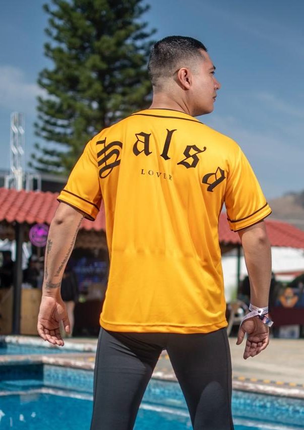 casaca jersey salsa lover amarillo para hombre vista de espalda 2