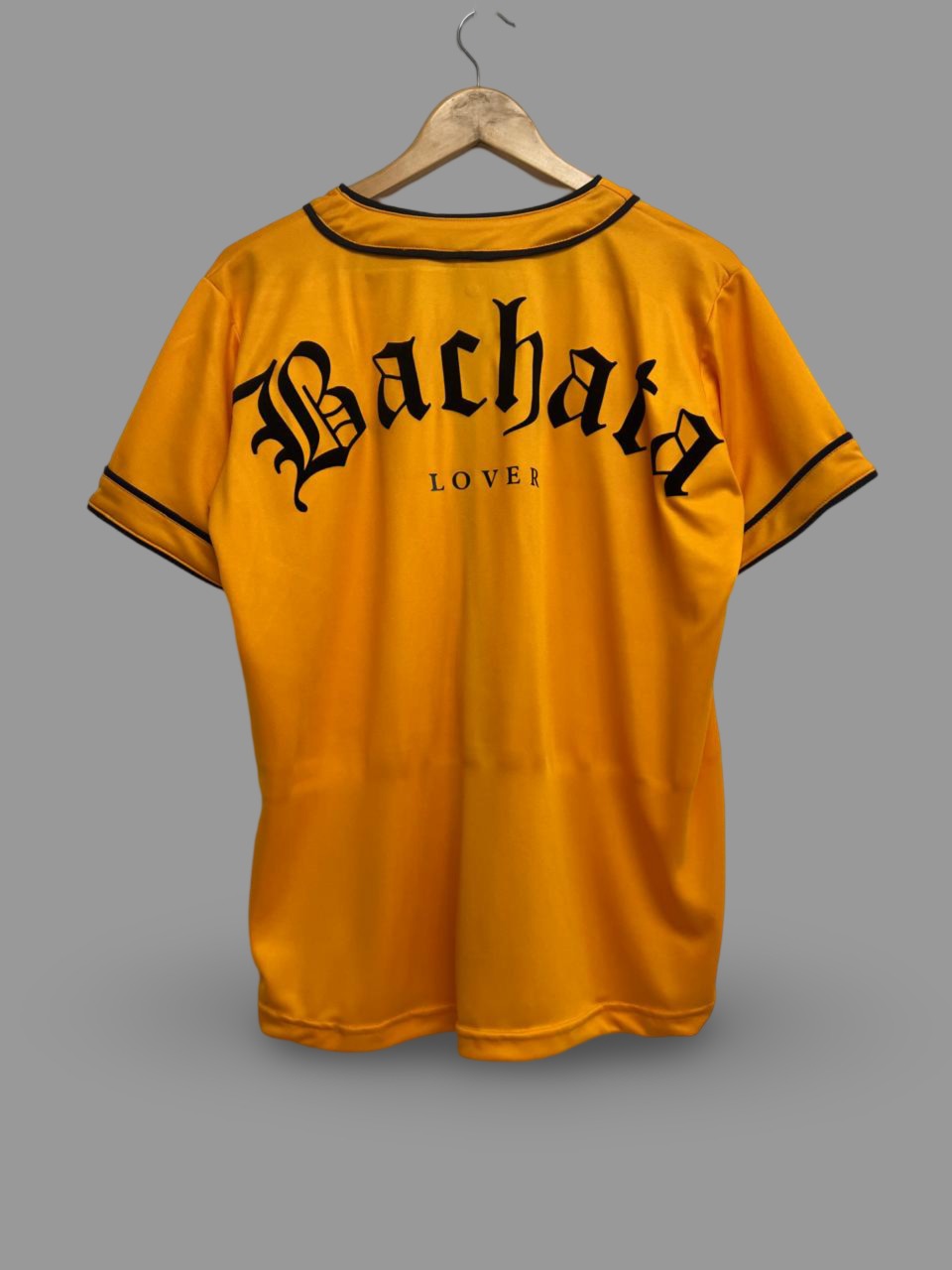 Jersey tipo baseball bachata lover para hombre color amarillo vista de espalda 1