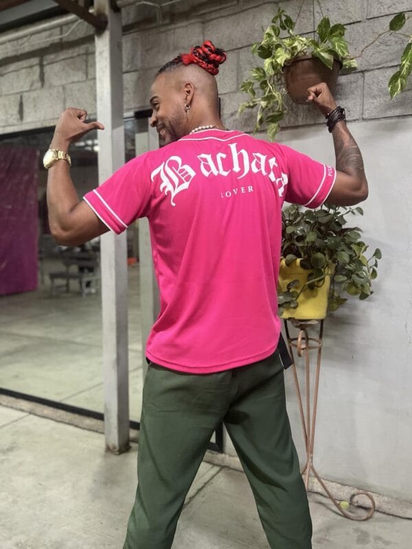 Jersey tipo baseball bachata lover para hombre color rosa fiusha vista de espalda 1