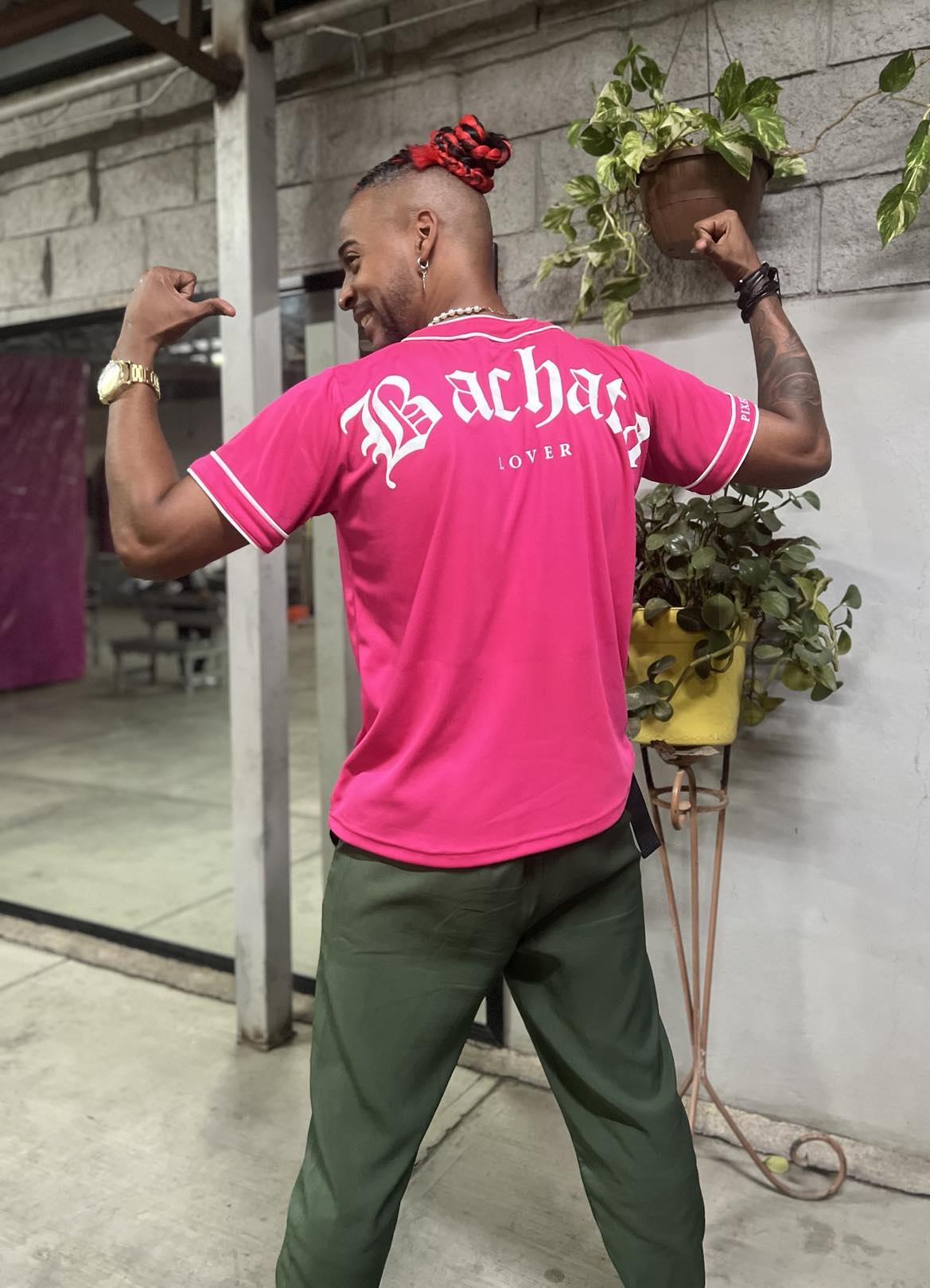 Jersey tipo baseball bachata lover para hombre color rosa fiusha vista de espalda 1