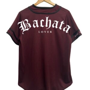 Jersey tipo baseball bachata lover para hombre color marrón guinda vista de espalda 1