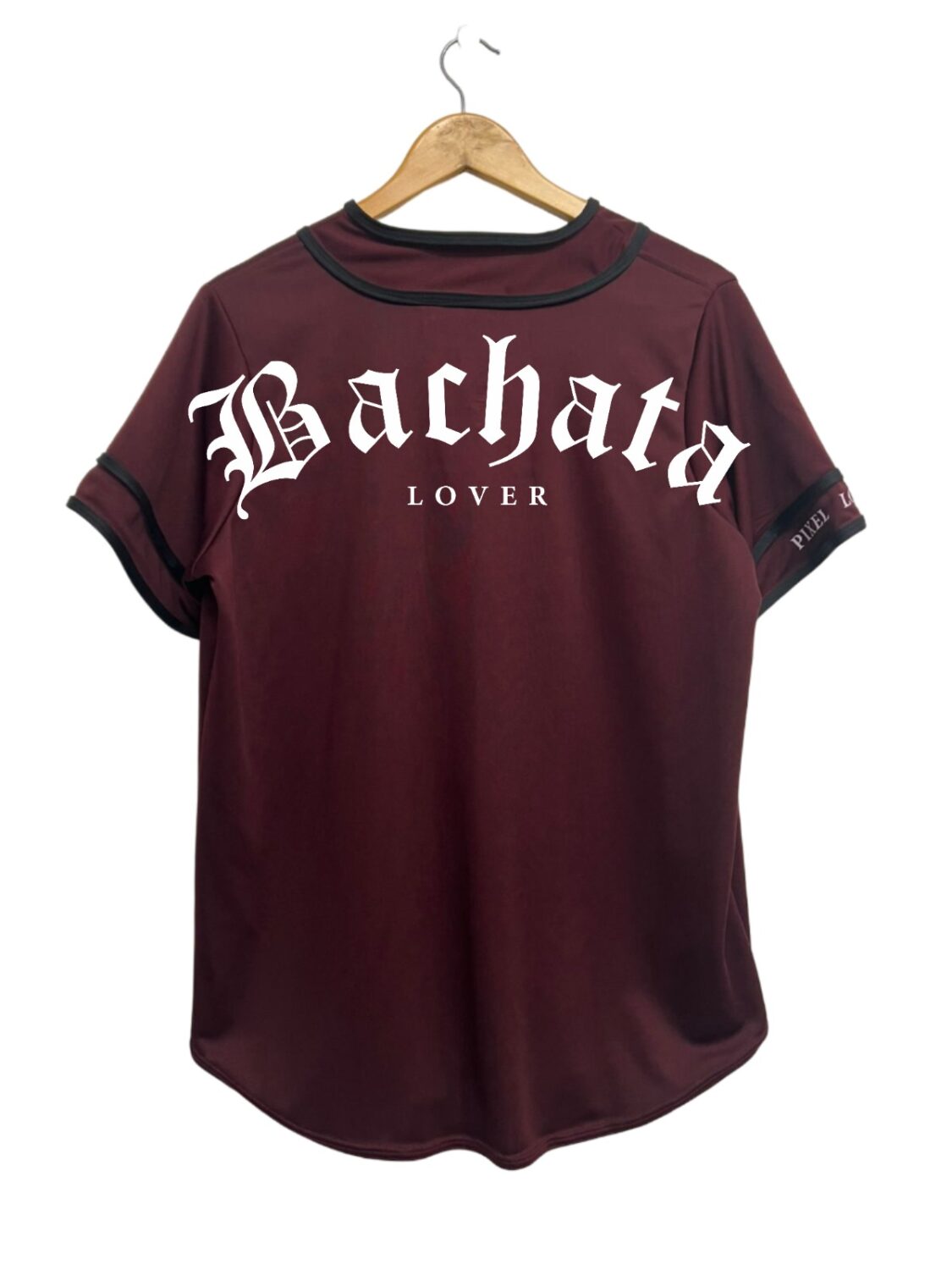 Jersey tipo baseball bachata lover para hombre color marrón guinda vista de espalda 1
