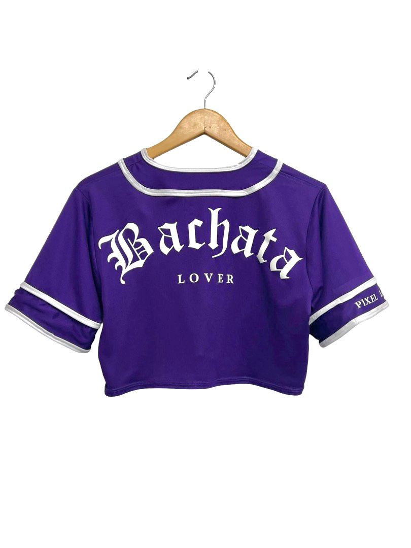 Jersey tipo baseball bachata lover crop top color morado vista de espalda 1