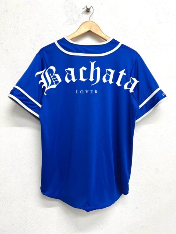 Jersey tipo baseball bachata lover para hombre color azul rey guinda vista de espalda 1