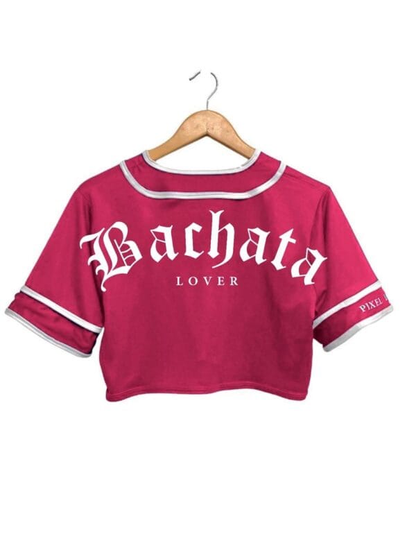 Jersey tipo baseball bachata lover crop top color azul rosa fiusha vista de espalda 1