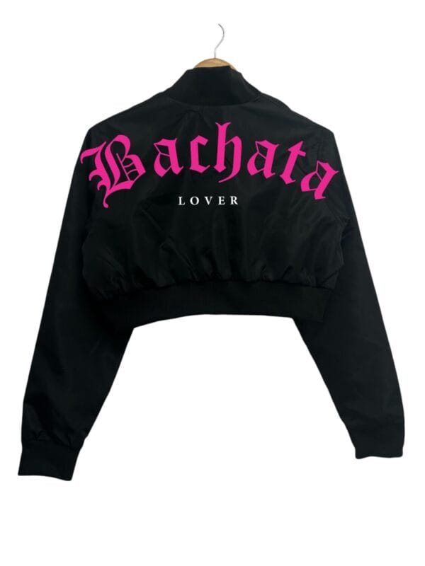 Chamarra Crop bomber Top BACHATA LOVER color negro con rosa