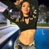 crop top negro dama con cierre con letras doradas dancer spirit frente 2