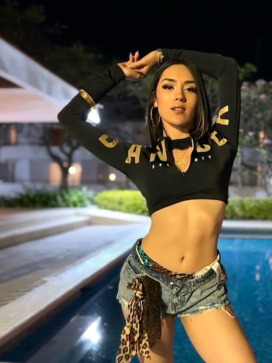 crop top negro dama con cierre con letras doradas dancer spirit frente 4