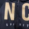 crop top negro dorado con cierre manga larga frente 1