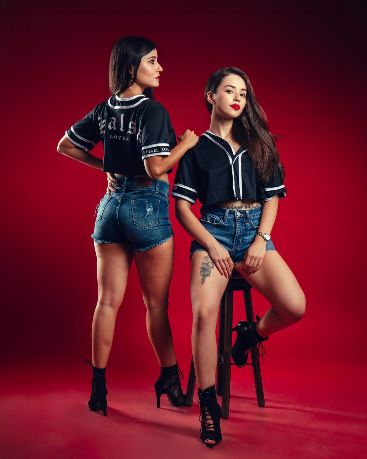 jersey-croptop negra mujer-salsa lover dos chicas frente y vuelta