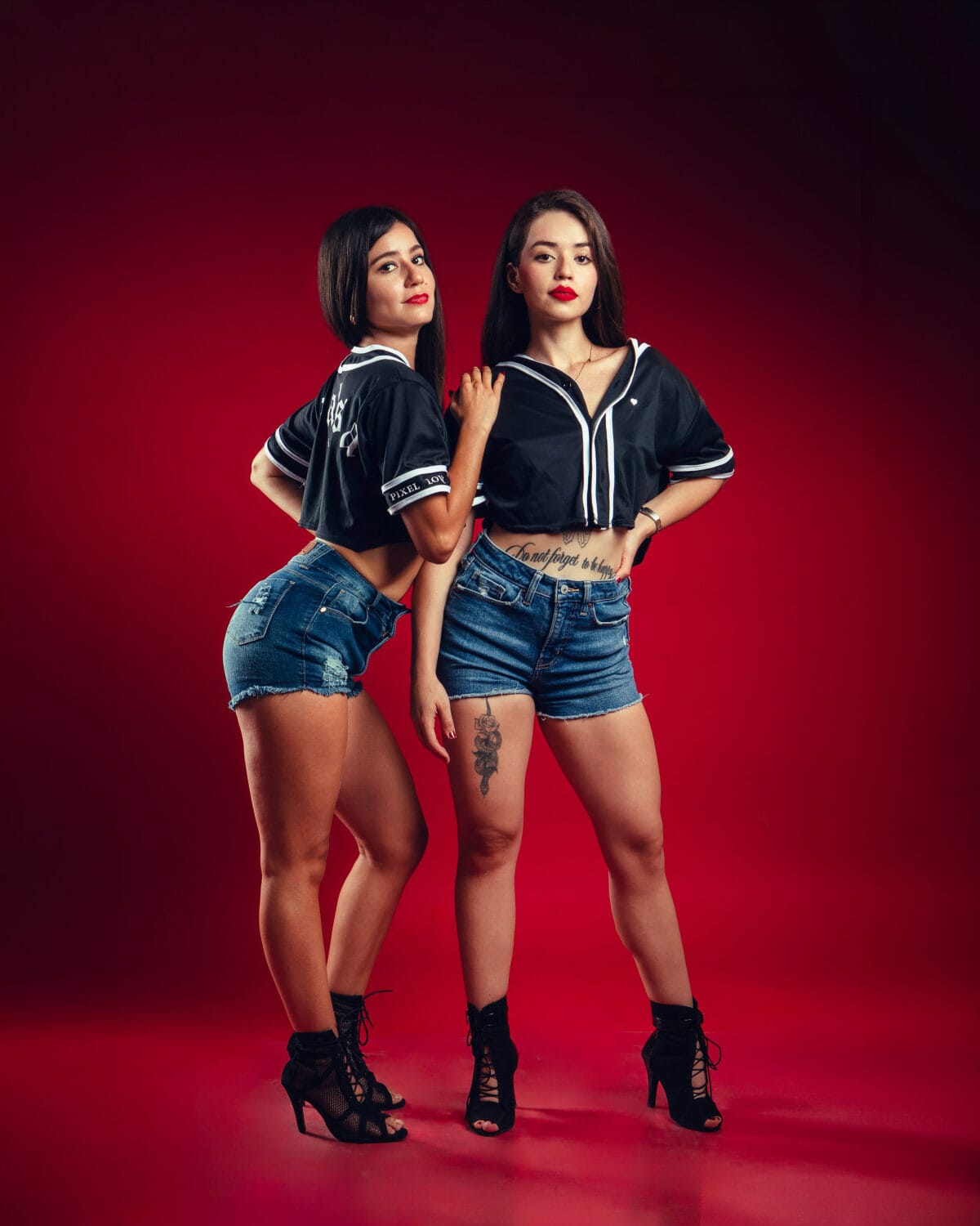 jersey-croptop negra mujer-salsa lover dos chicas frente y vuelta dance