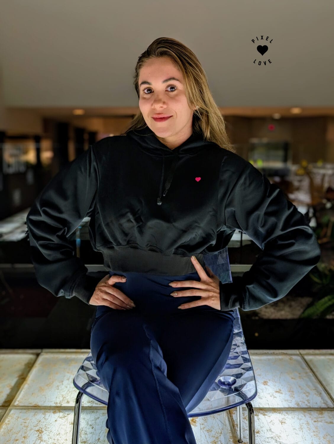 crop top hoodie negro con rosa bachata lover de frente 1