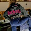 crop top hoodie negro con rosa bachata lover espalda 2