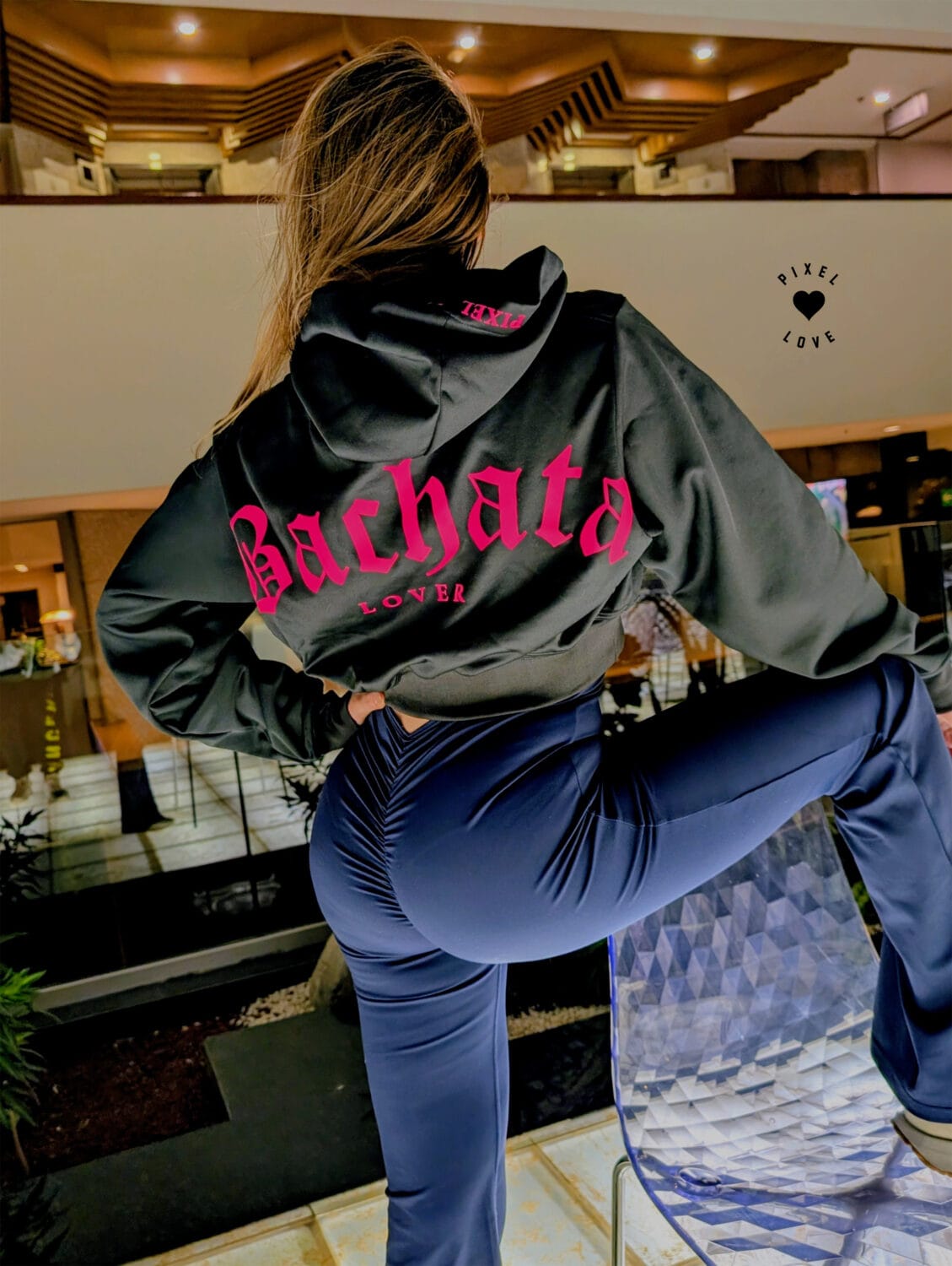 crop top hoodie negro con rosa bachata lover espalda 2