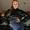 crop top hoodie negro con rosa bachata lover de frente 2