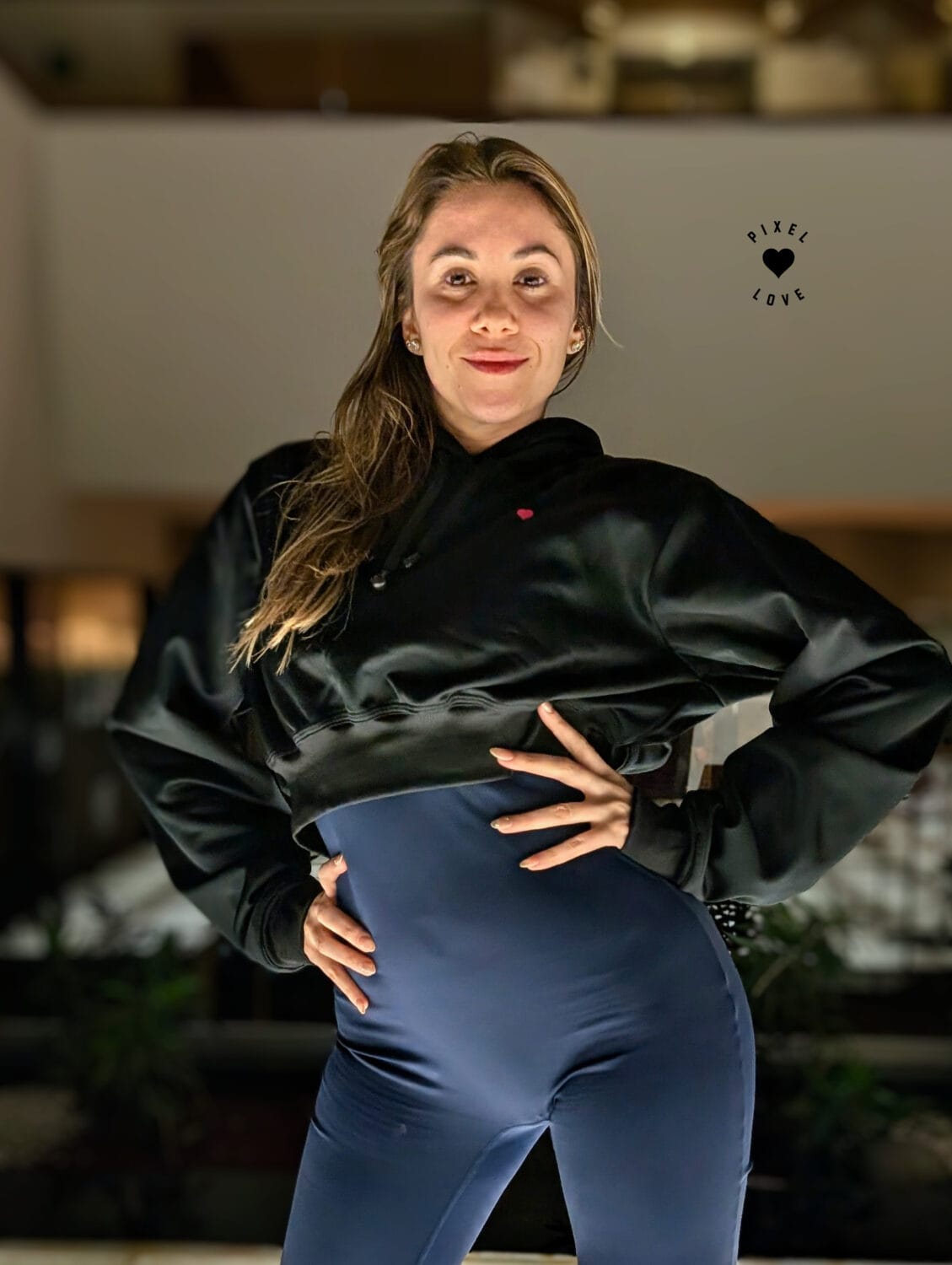 crop top hoodie negro con rosa bachata lover de frente 2
