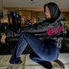 crop top hoodie negro con rosa bachata lover lateral 4
