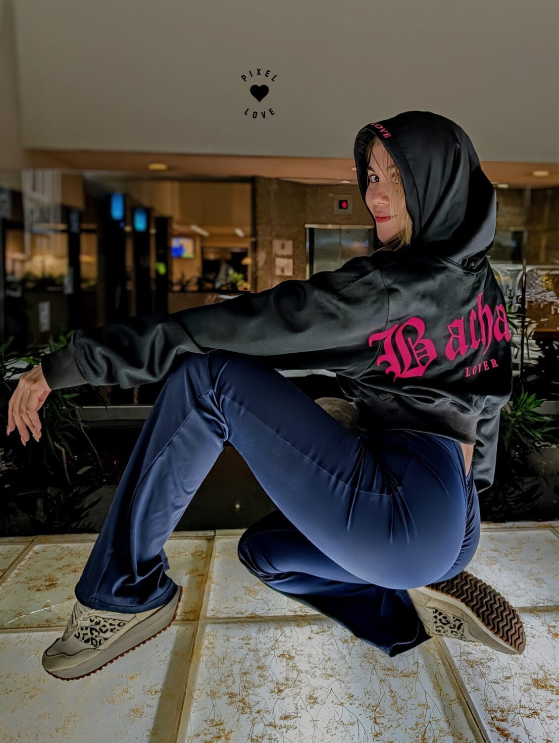 crop top hoodie negro con rosa bachata lover lateral 4